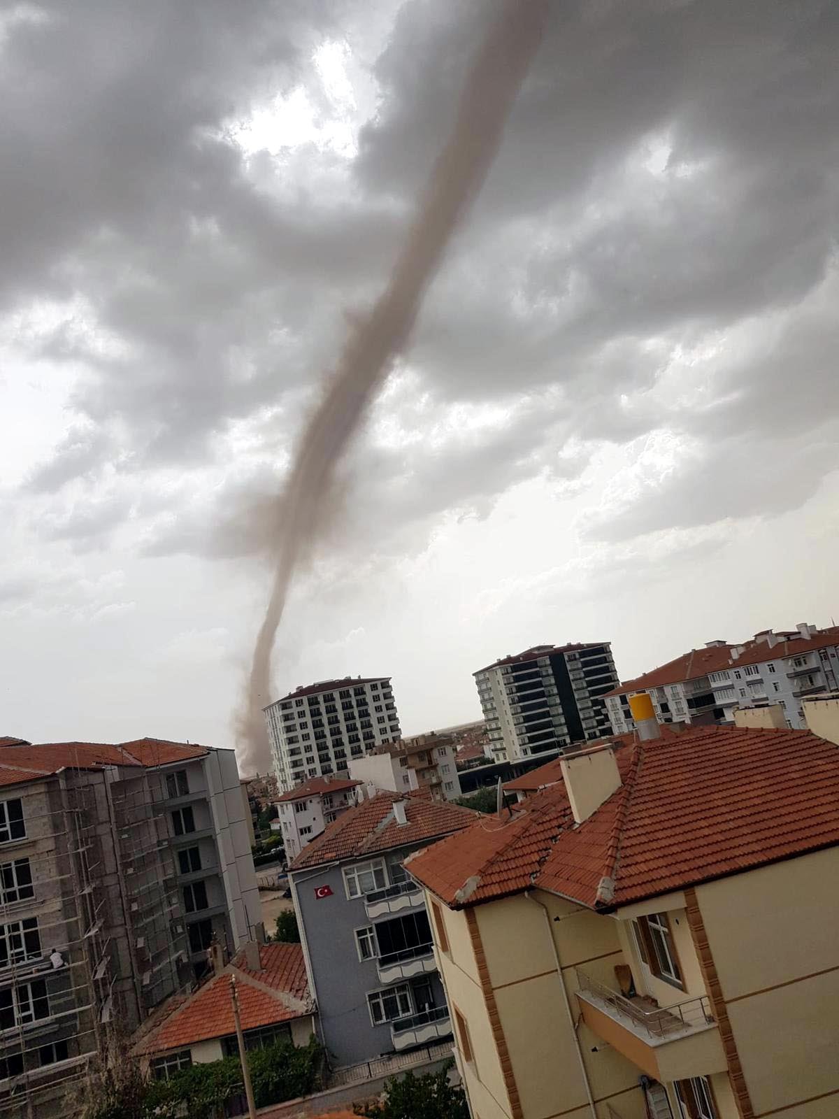 Ankara Şereflikoçhisar'daki hortum panik yarattı