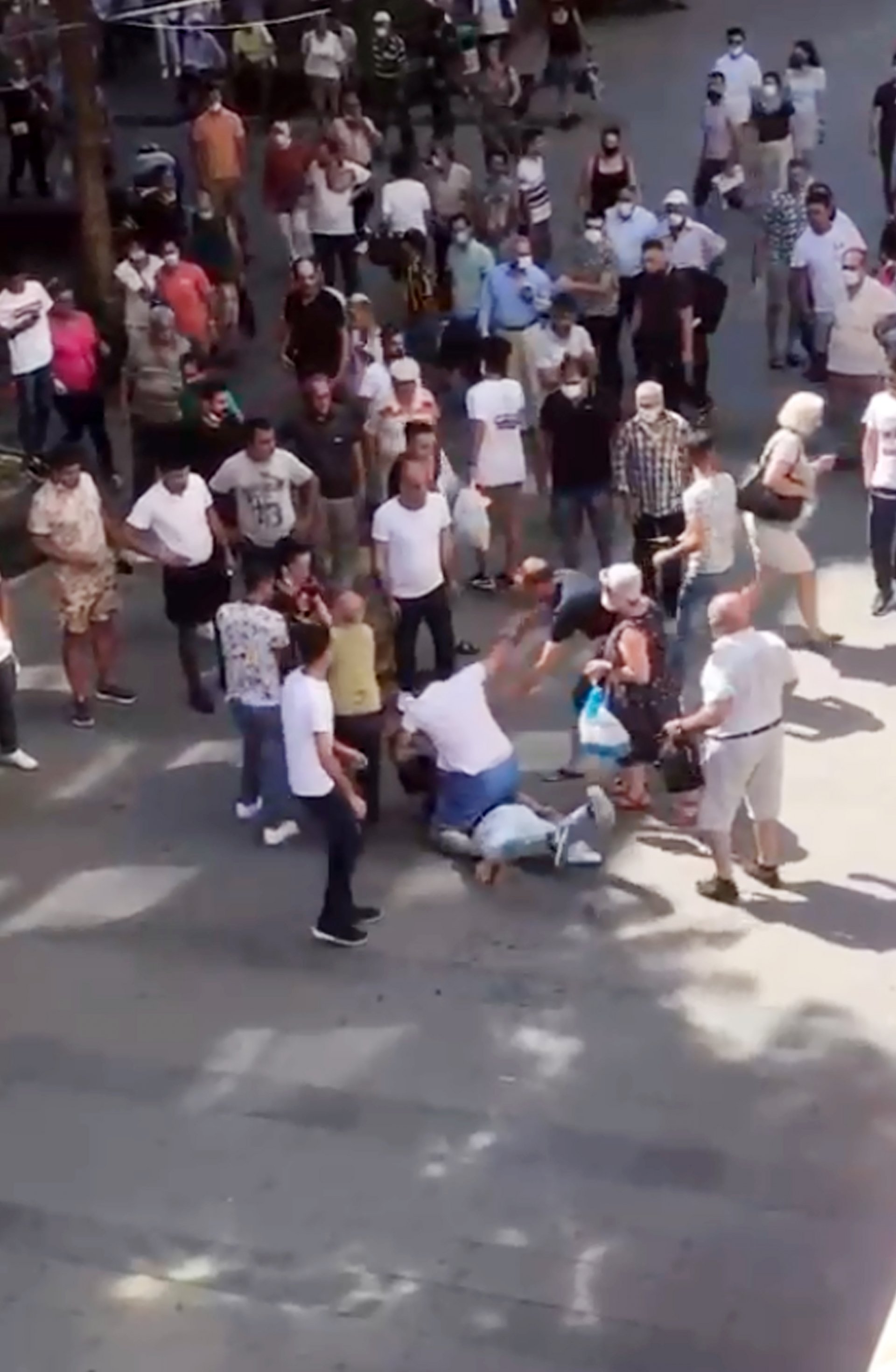 Antalya "Kapalı Yol"da tekmeler havada uçuştu
