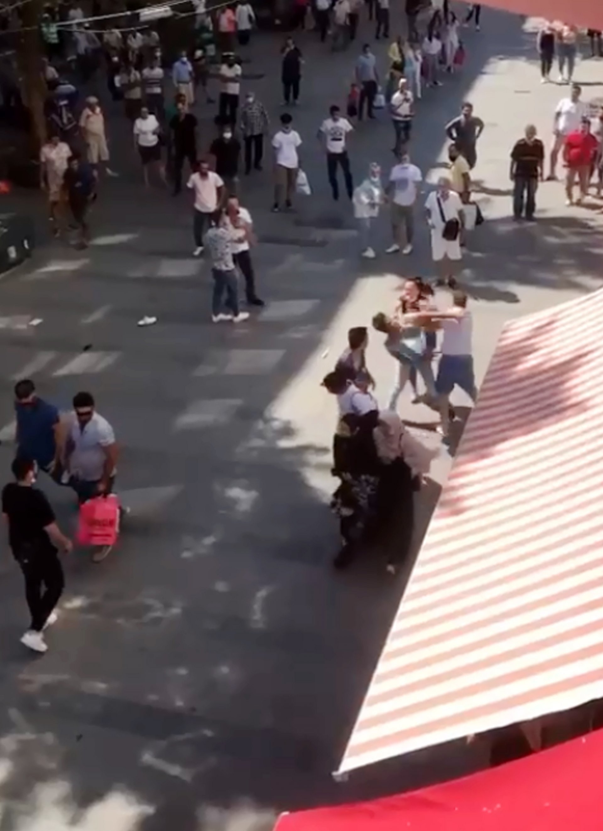 Antalya "Kapalı Yol"da tekmeler havada uçuştu