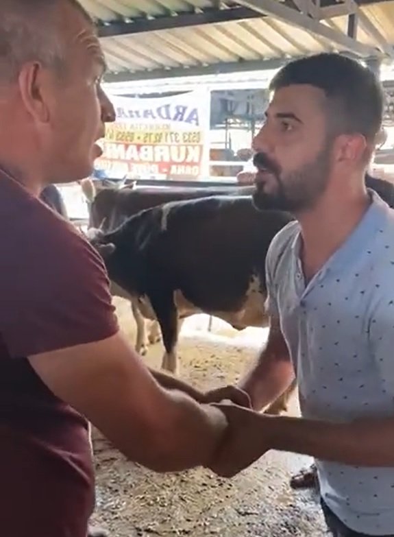 Bursa'da kurban pazarlığı yapan satıcı hayatının şokunu yaşadı