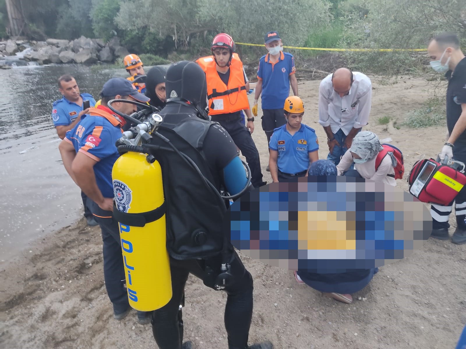 Hamile eşinin gözleri önünde serinlemek için girdiği suda boğuldu