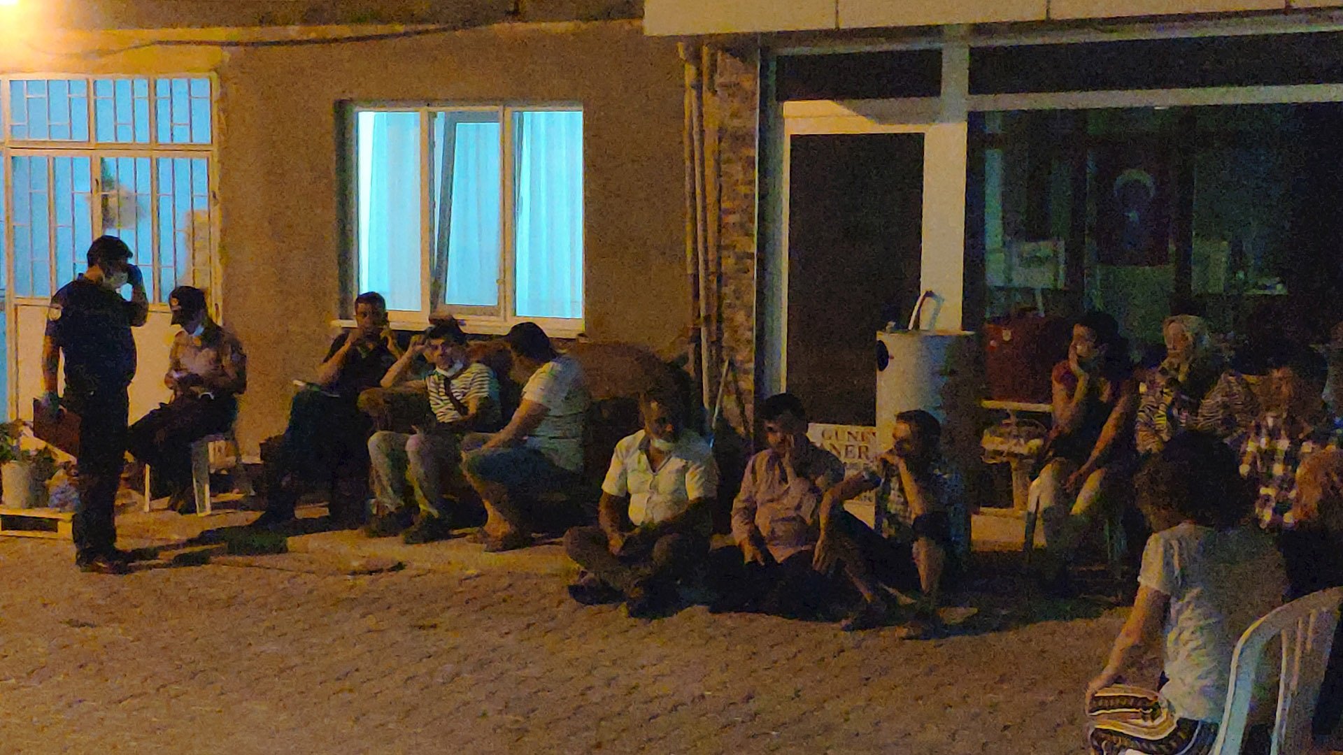 Yaşlı annesinin önce boğdu ardından boğazını kesti