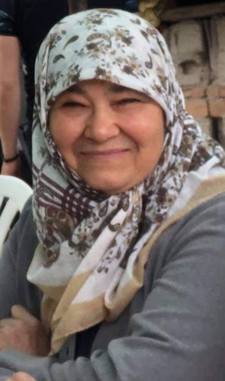 Yaşlı annesinin önce boğdu ardından boğazını kesti