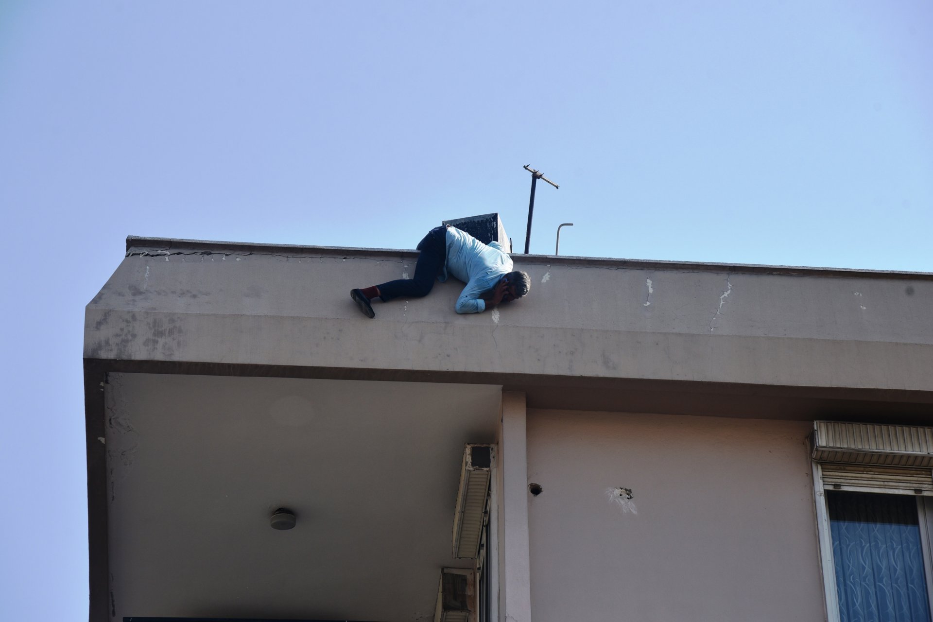 Elinde bıçakla 7 saat boyunca ecel terleri döktürdü