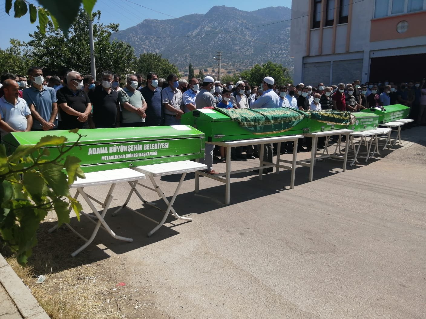 Bu acıya yürek dayanmaz! Anne, baba ve 3 kızı yan yana öldüler yan yana gömüldüler!