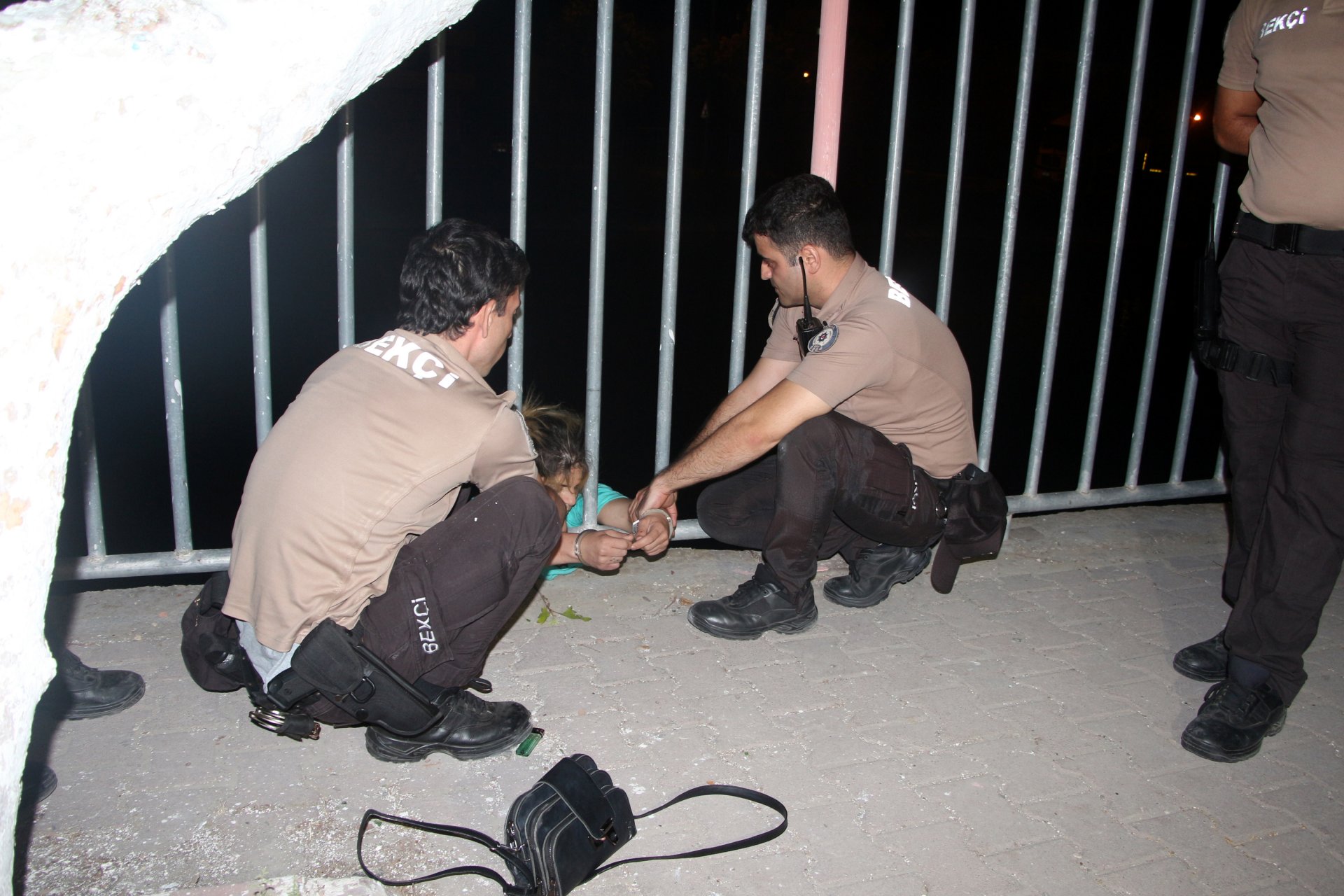 İntihar etmek isteyen kadını havada yakalayıp korkuluğa kelepçelediler