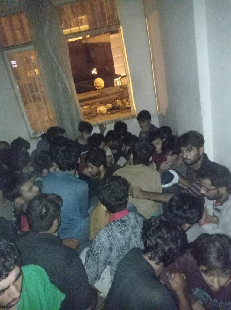 Bu Afganlar apartman dairesinde yakalandı, polisler say say bitiremedi