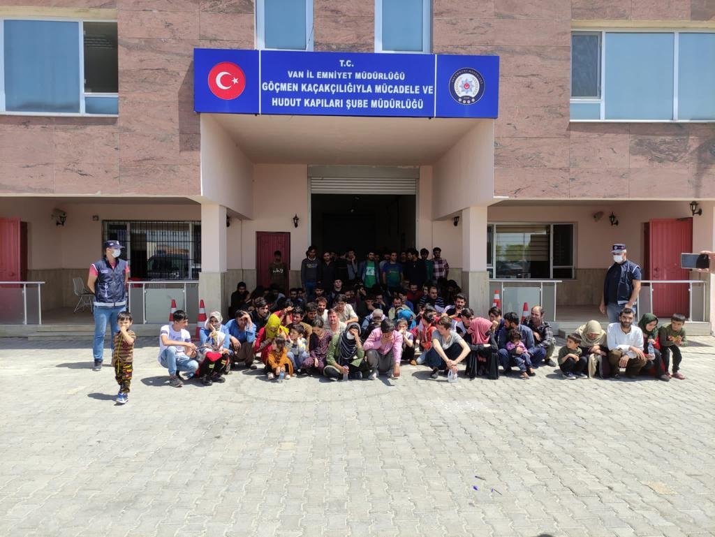 Bu Afganlar apartman dairesinde yakalandı, polisler say say bitiremedi