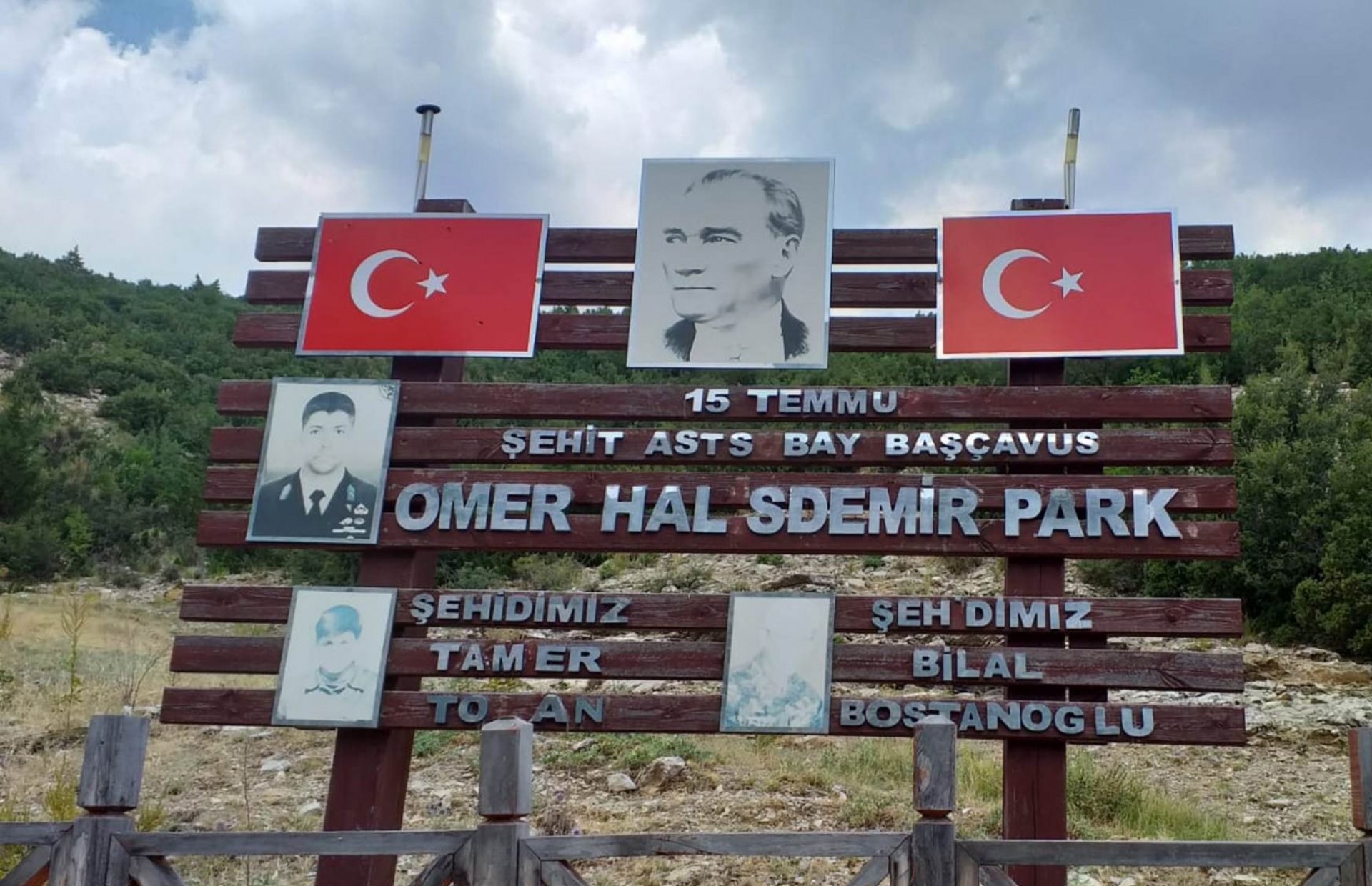 Türk Bayrağı’na büyük saygısızlık. 5 el ateş ettiler!