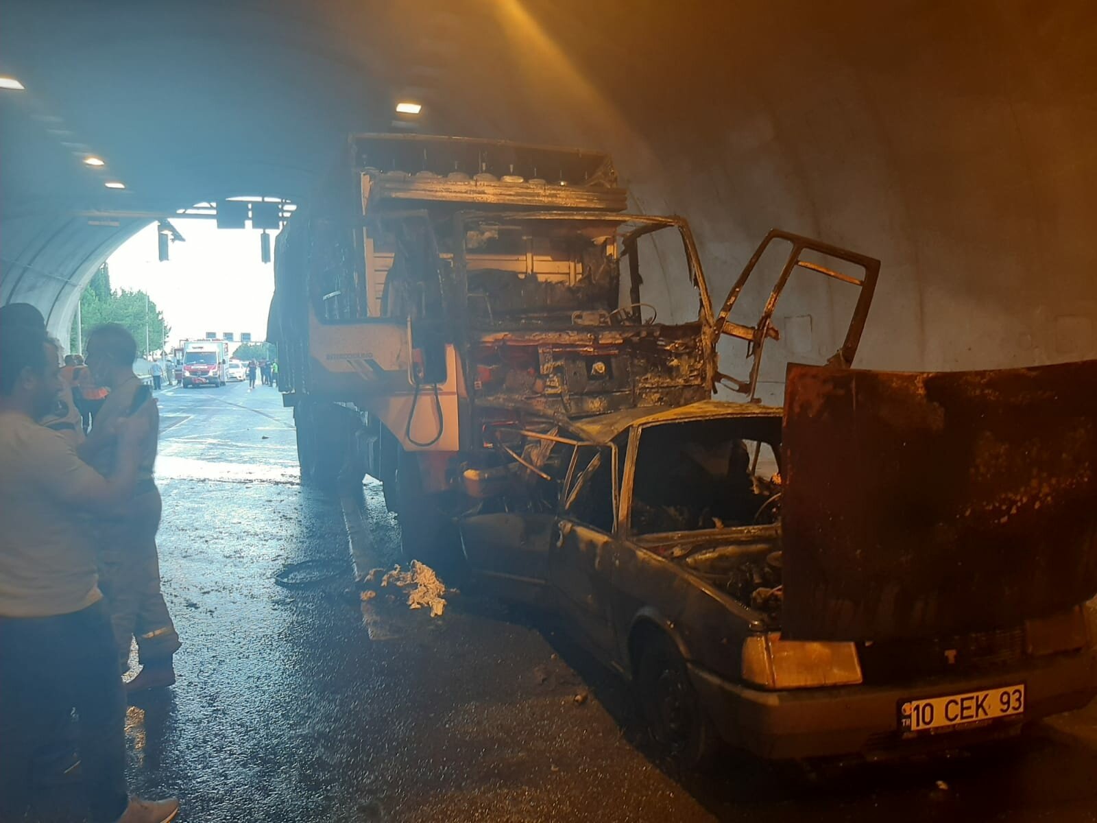 İzmir'de kamyonun karıştığı kazada çok sayıda ölü ve yaralı var