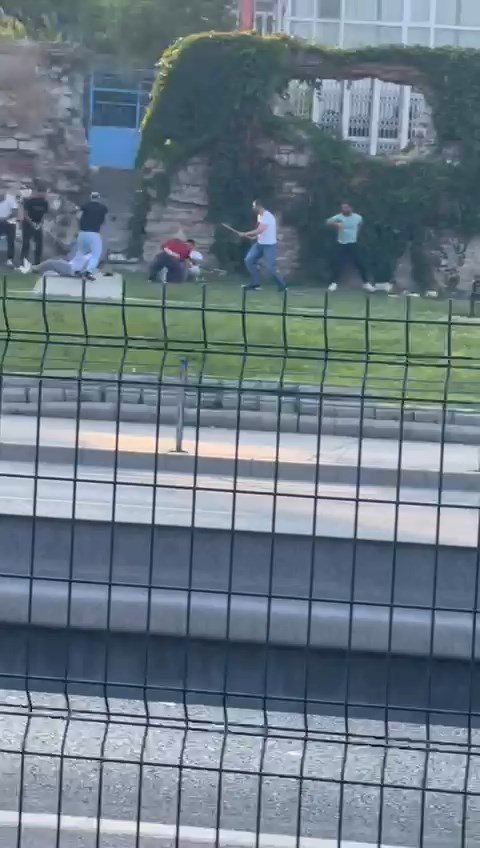 Teksasa döndük! Fatih'te sahil yolunda silahlı sopalı kavga