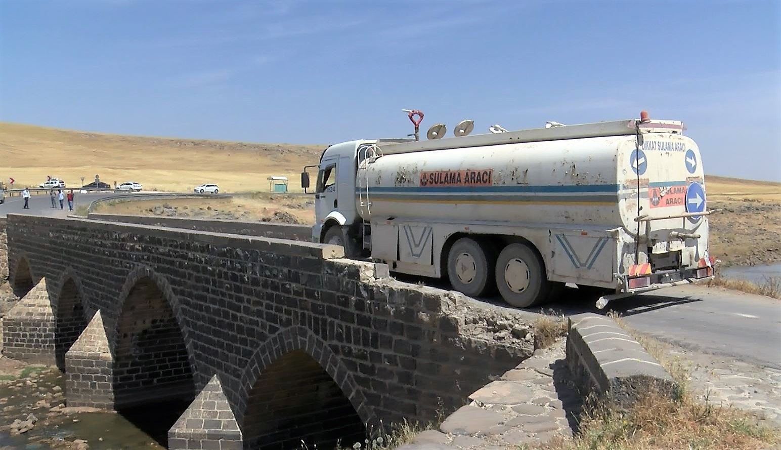 Yıkılmaya yüz tutan Osmanlı'dan miras 4 kemerli Dilaver Köprüsü trafiğe kapatıldı