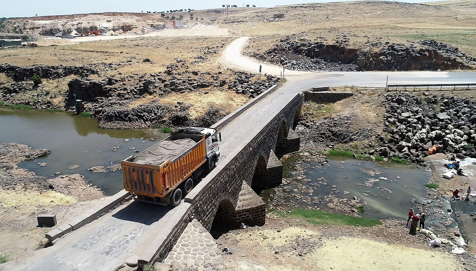 Yıkılmaya yüz tutan Osmanlı'dan miras 4 kemerli Dilaver Köprüsü trafiğe kapatıldı