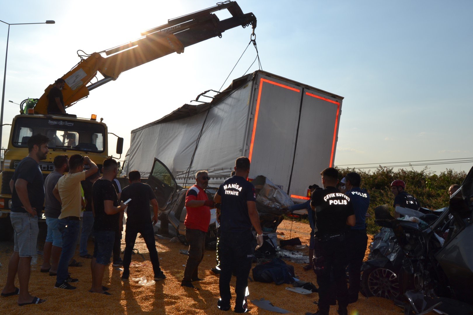 TIR kırmızı ışıkta bekleyen araçlara çarptı: 3 ölü, 5 yaralı