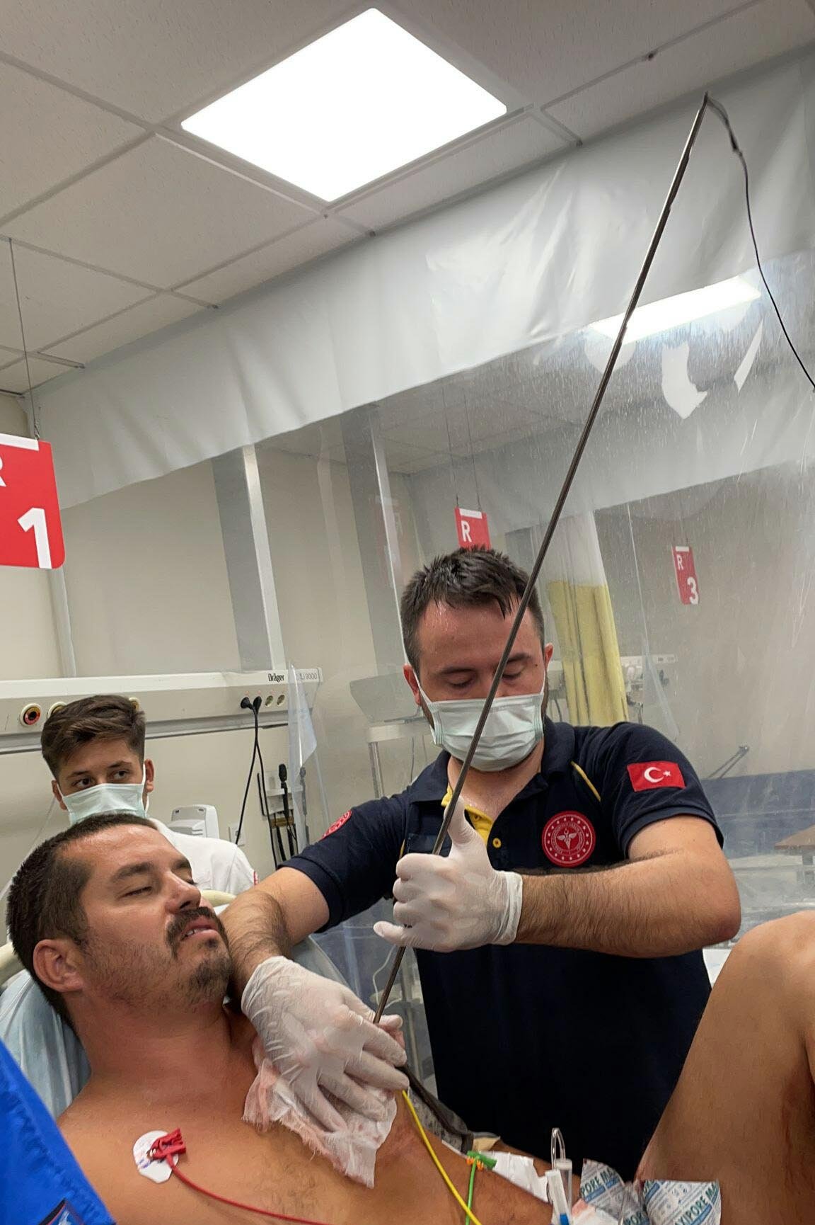 Balık avlamak isterken zıpkını kendisine sapladı