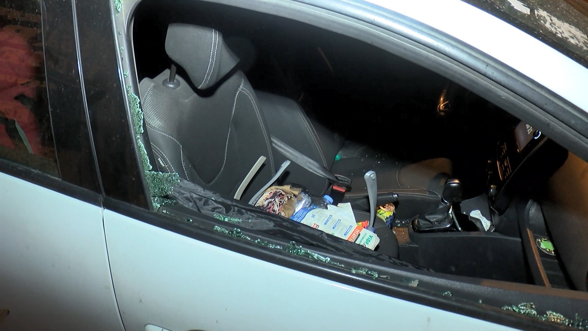 'İmamoğlu'nun özel kalemiyim' dedi, 2 yaşındaki çocuğun bulunduğu otomobilin camına taş attı