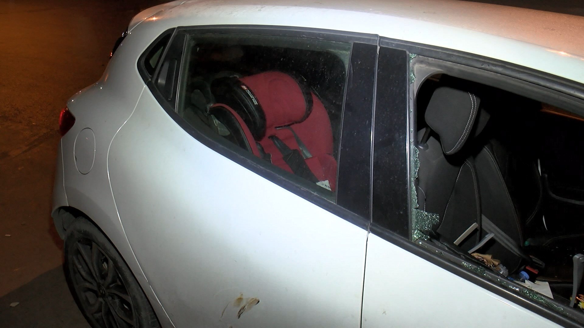 'İmamoğlu'nun özel kalemiyim' dedi, 2 yaşındaki çocuğun bulunduğu otomobilin camına taş attı