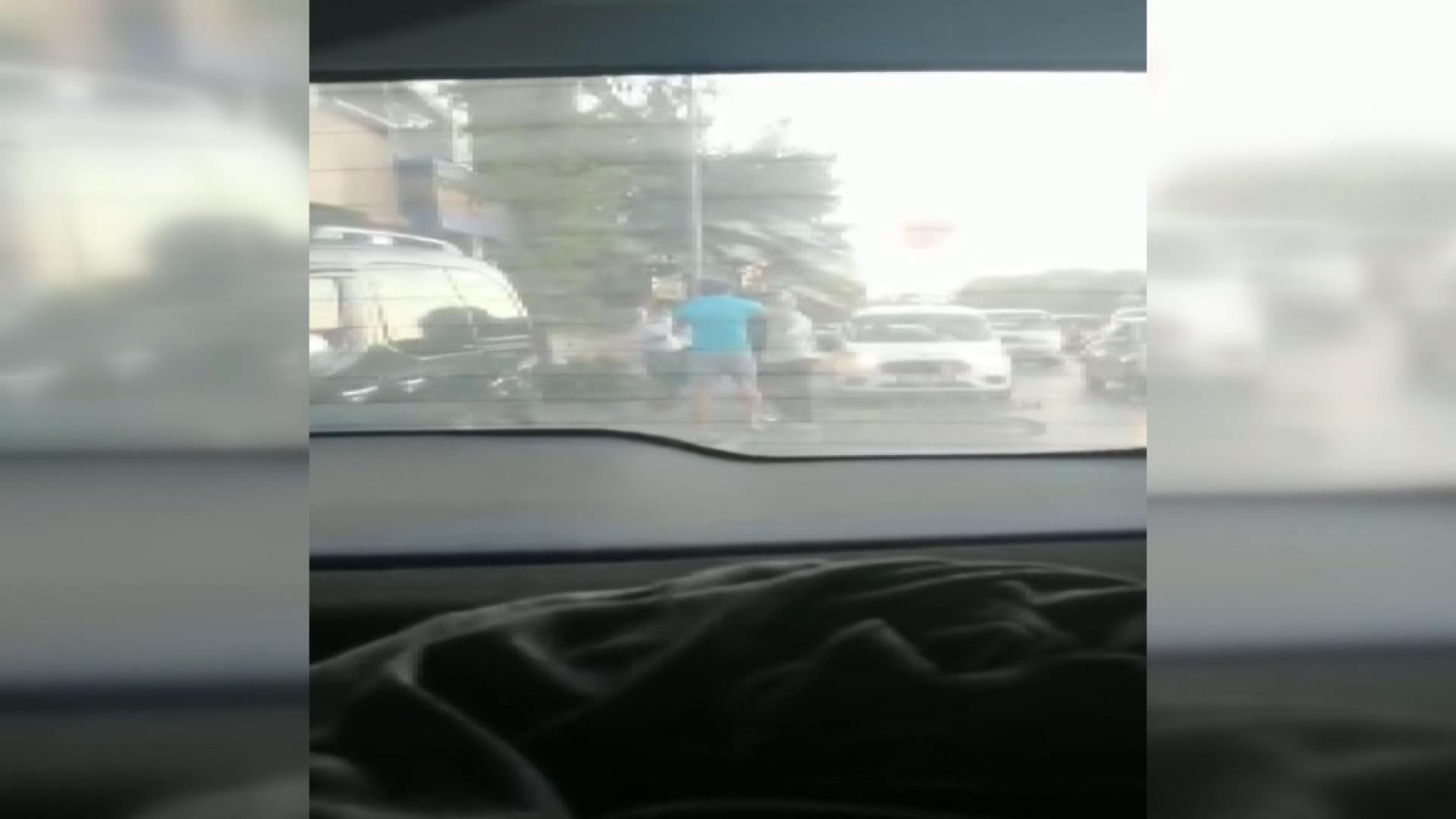 'İmamoğlu'nun özel kalemiyim' dedi, 2 yaşındaki çocuğun bulunduğu otomobilin camına taş attı
