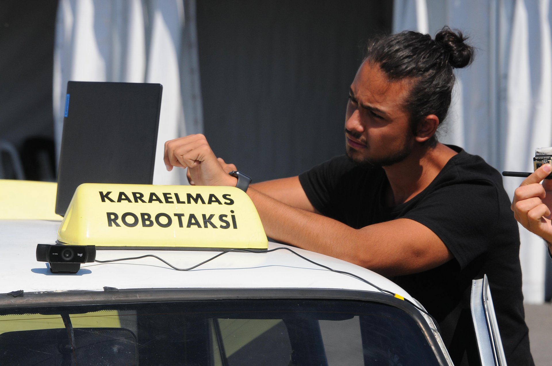 1989 model hurda serçeden 2021 yılına uygun sürücüsüz bir araba yarattılar!