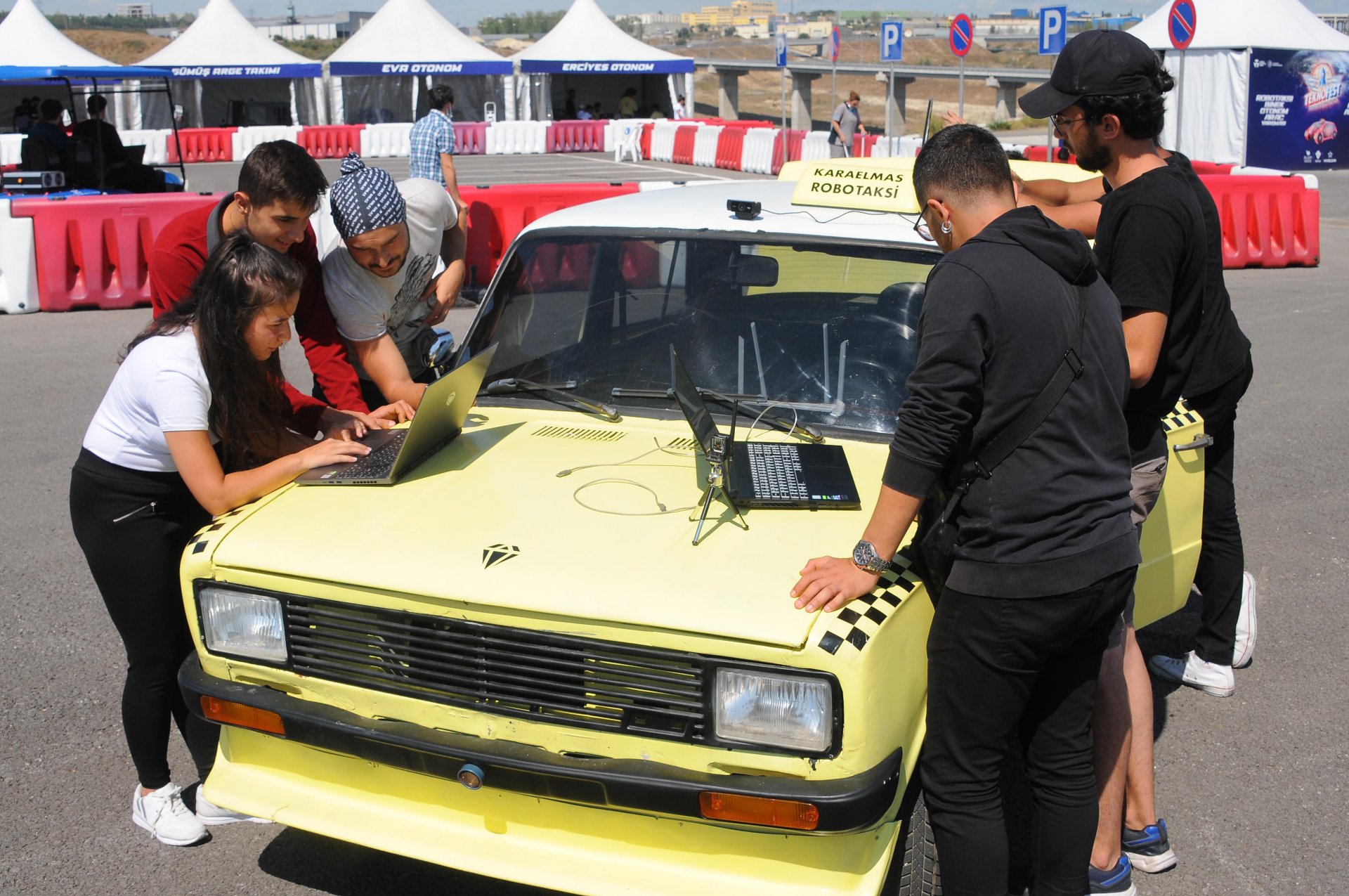 1989 model hurda serçeden 2021 yılına uygun sürücüsüz bir araba yarattılar!