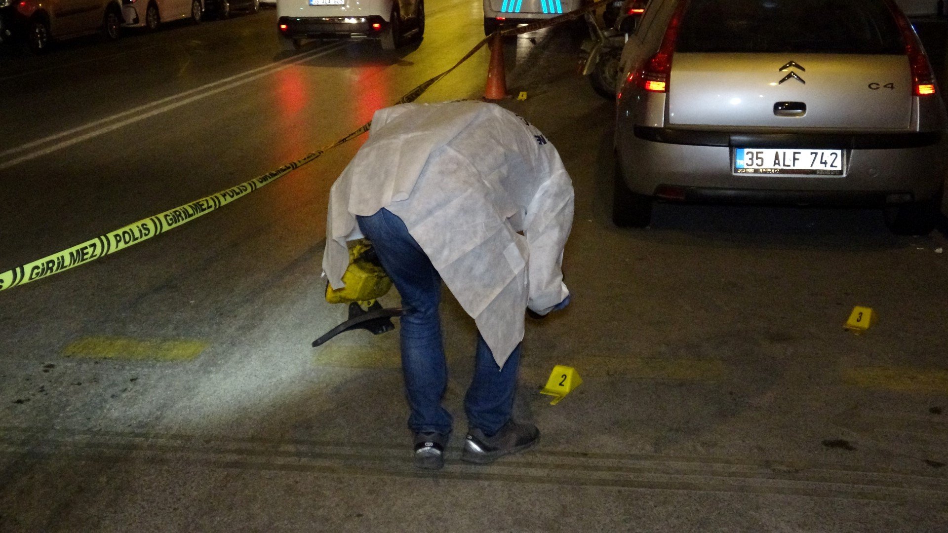 İzmir'de alacak kavgası tartışmayla başladı ama silahlı çatışmaya dönünce olanlar oldu!