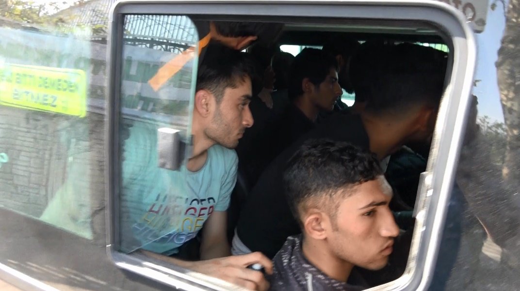 Fırsatçı minibüs şoförü fena yakalandı! Zabıtaların dikkati kaçakçılığı gözler önüne serdi