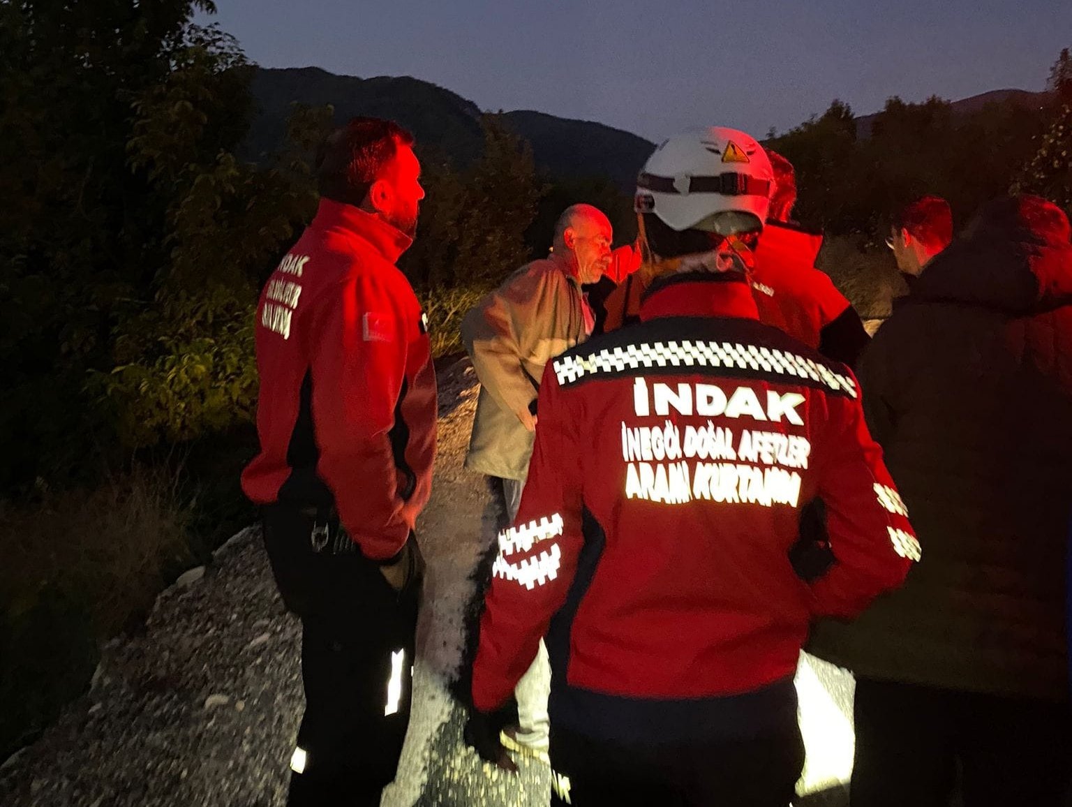 Türkiye'den insan manzaraları! Kaybolduğu sanılan kişi kendisini arama çalışmasına katıldı