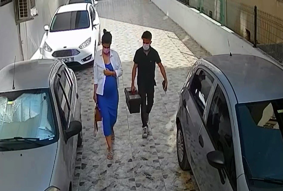 Böyle komşu düşman başına! Yeni evli çifte ziyarete gelen komşu şok edici bir yöntemle altınları çaldı