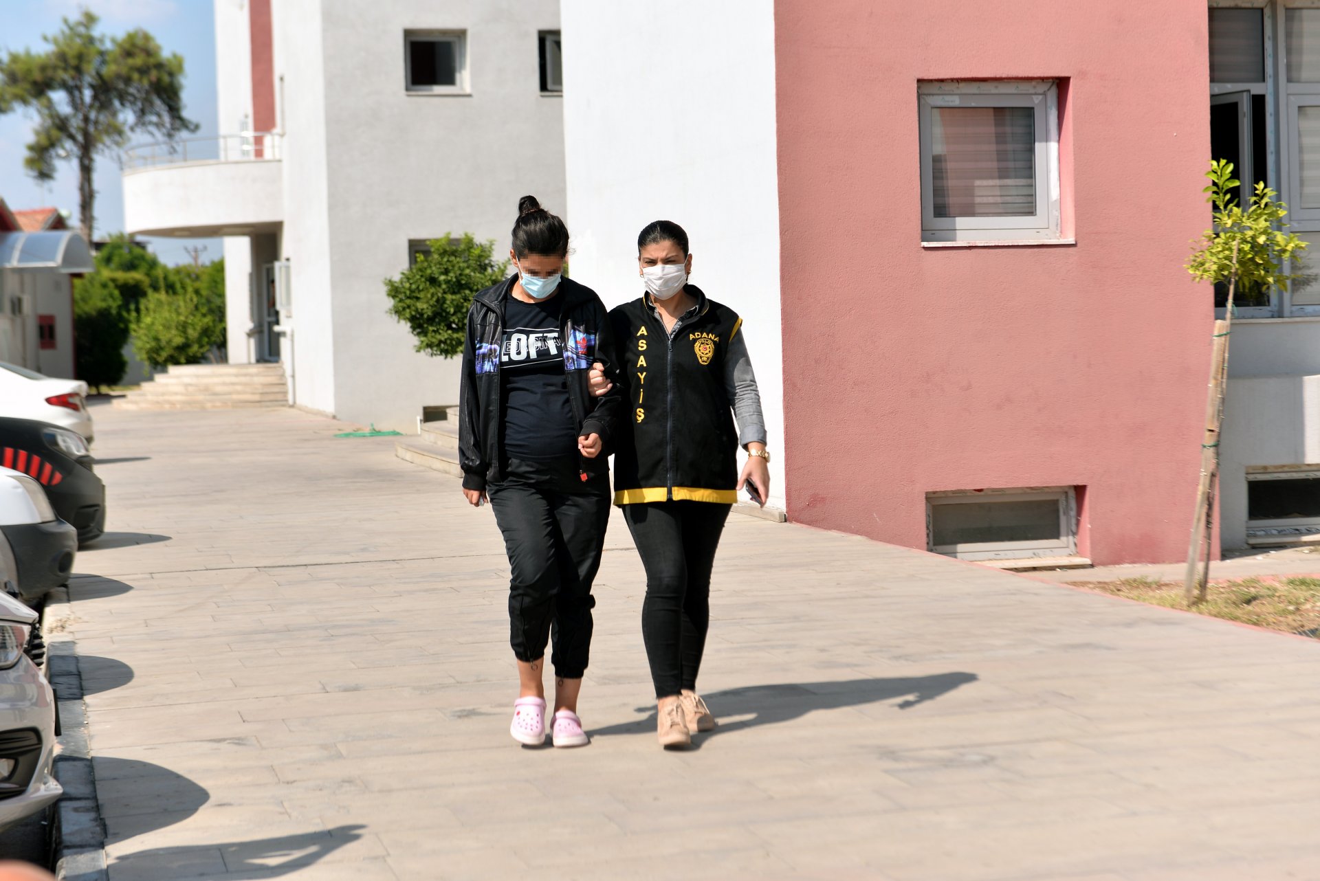 Böyle komşu düşman başına! Yeni evli çifte ziyarete gelen komşu şok edici bir yöntemle altınları çaldı