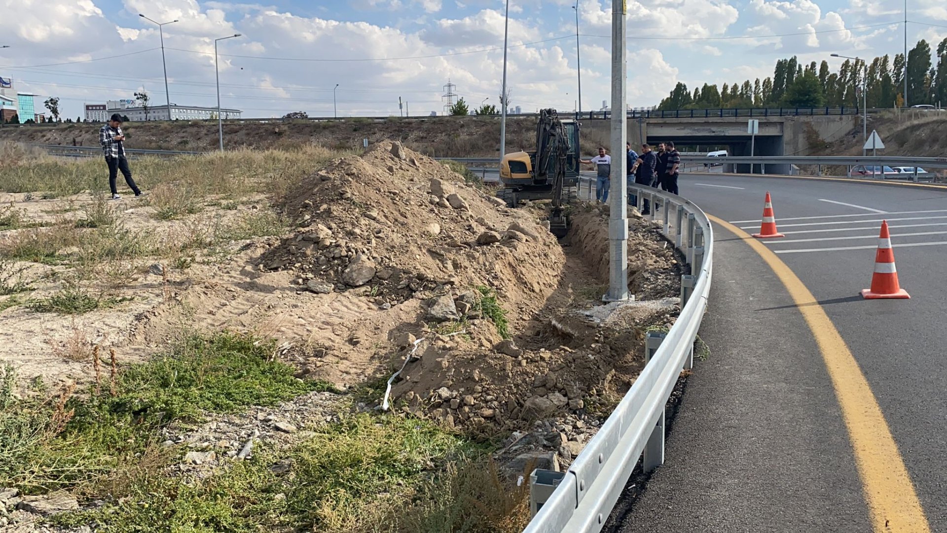 Yol çalışması için belediye ekipleri kazı yaparken, toprak altından çıkanı görünce kanları dondu!