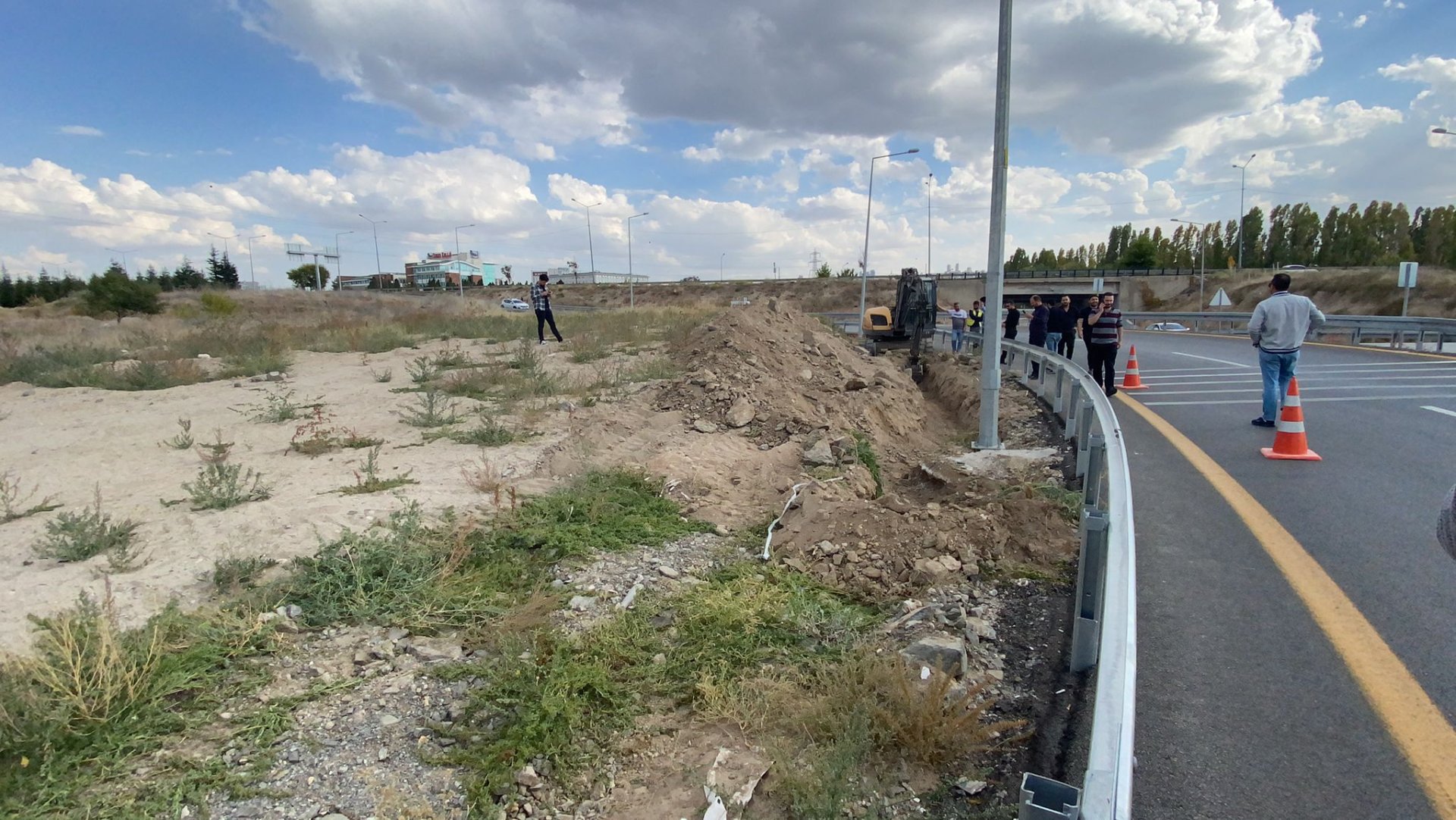 Yol çalışması için belediye ekipleri kazı yaparken, toprak altından çıkanı görünce kanları dondu!