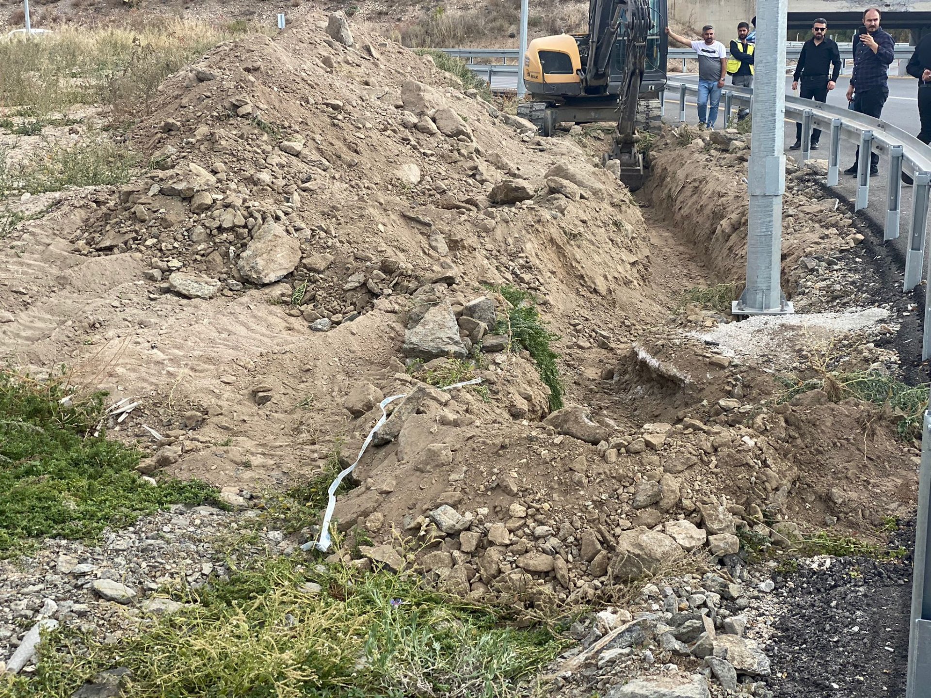 Yol çalışması için belediye ekipleri kazı yaparken, toprak altından çıkanı görünce kanları dondu!