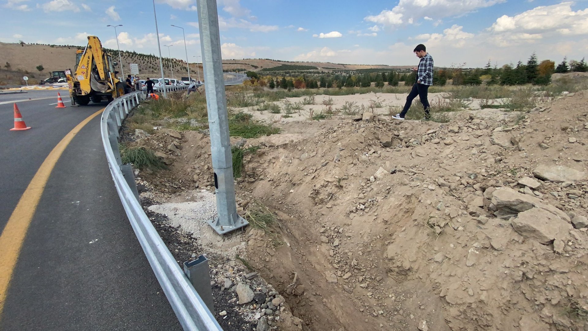 Yol çalışması için belediye ekipleri kazı yaparken, toprak altından çıkanı görünce kanları dondu!