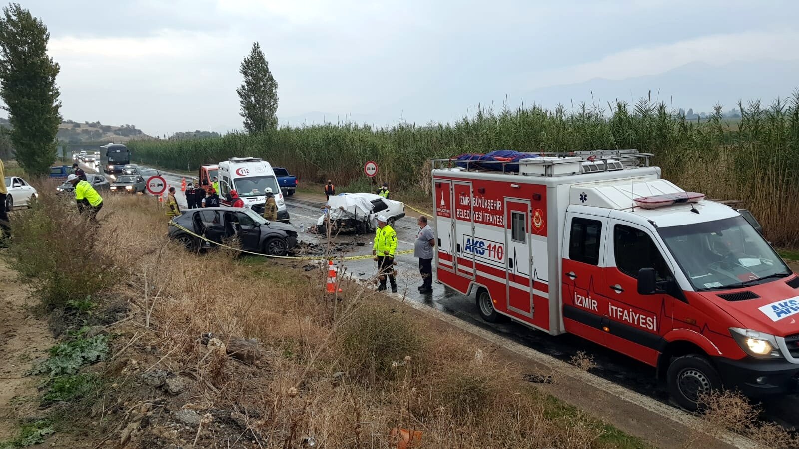 İzmir'de yürek yakan trafik kazası: 3 ölü, 3 yaralı