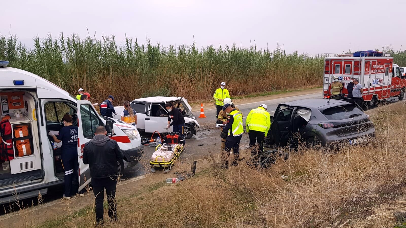 İzmir'de yürek yakan trafik kazası: 3 ölü, 3 yaralı